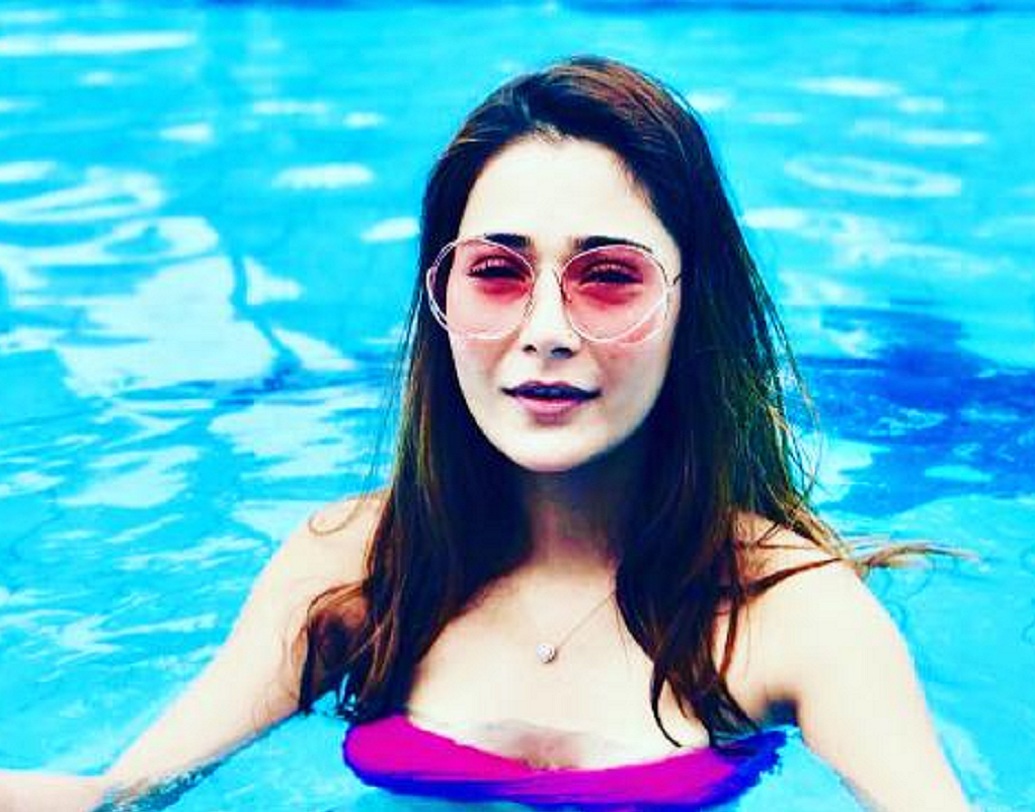 সারা খান সব সময় তাঁর ব্যক্তিগত সম্পর্কের জন্য চর্চিত। বারেবারেই তিনি বলিউডের হট টপিক।