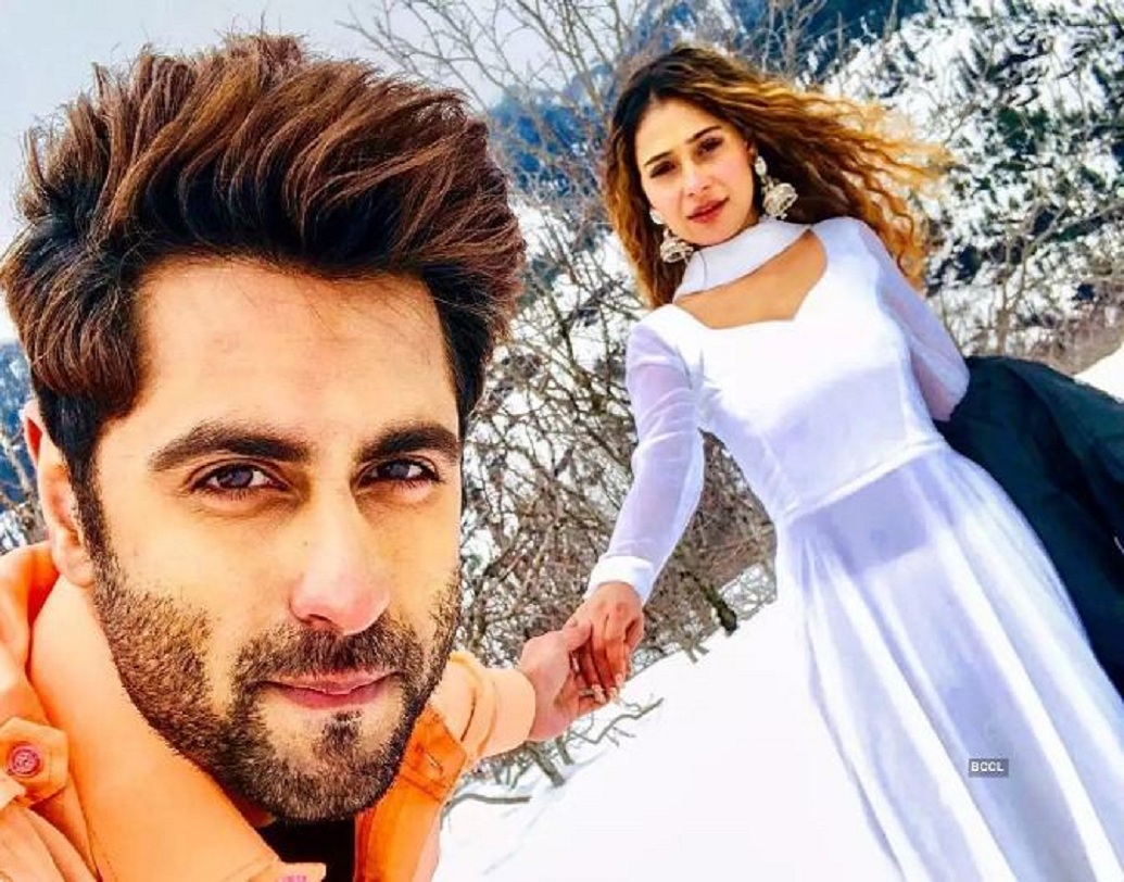 সারা খান কিছু দিন আগে একটি সাক্ষাত্কারে বলেন, “অঙ্কিত এবং আমি খুবই ভাল বন্ধু। আমার যাঁরা কাছের মানুষ, তাঁদের সবাইকে আমার পক্ষে বিয়ে করা সম্ভব নয়। তাই অঙ্কিত-কেই আমি বিয়ে করব এরকম ভাববার কোনও কারণ নেই।”