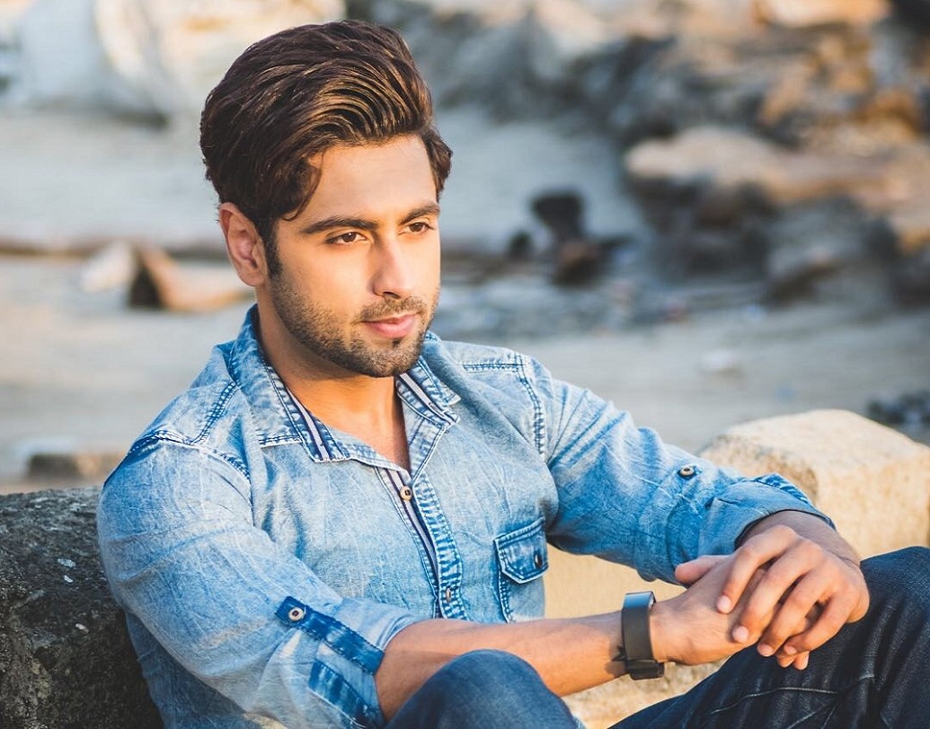 তাঁর উত্তরে অঙ্কিত জানান, “আমি নিজেই জানি না আমি কবে কখন বিয়ে করব। আমি এখনও সিঙ্গল। আর তা ছাড়া সারা এবং আমি এখন বিজনেস পার্টনার।”