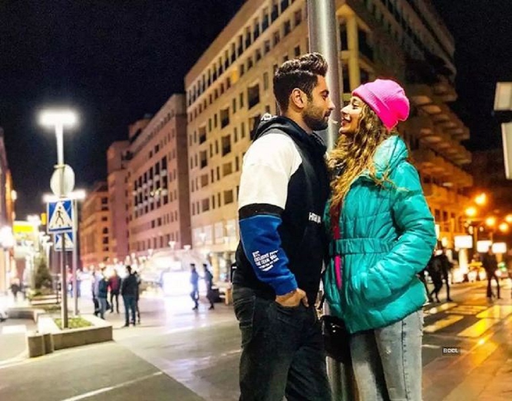 সে দিন দু’জনেই অস্বীকার করেন সম্পর্কের কথা। কিন্তু সম্প্রতি তাঁদের ছবি ইনস্টাগ্রামে পোস্ট হওয়ার পর ফের শুরু হয় গুঞ্জন। ছবিতে তাঁদের কেমিস্ট্রি দেখে অনেকেই বলছেন, তাঁরা খুব জলদি বিয়ে করবেন।