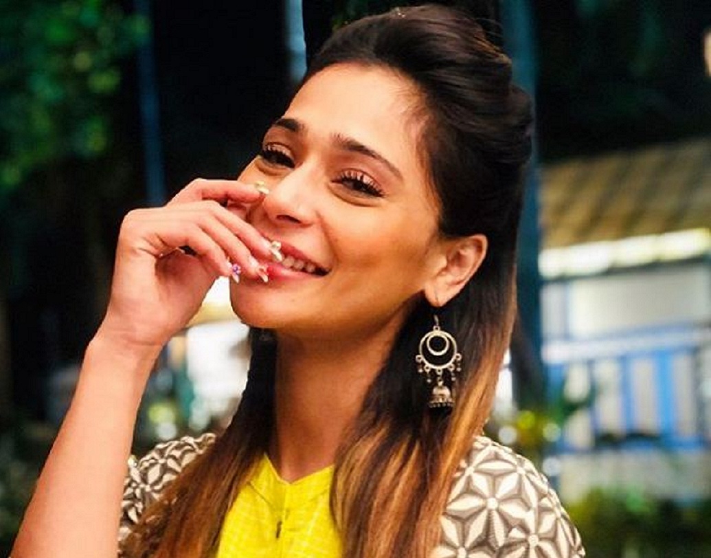 কিছু দিন আগে অর্জুন বিজলানির রিয়েলিটি শো-এ সারা জানান, তাঁর বিয়ে নিয়ে যে খবর ছড়িয়েছে, তা সত্যি। তিনি এই বছরের শেষে বিয়ে করবেন। কিন্তু কাকে বিয়ে করতে চলেছেন তা স্পষ্ট করেননি।