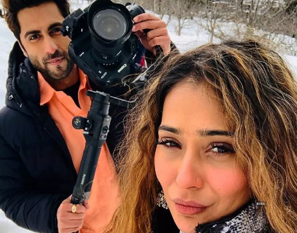 আঙ্কিত গেরা এবং সারা খান একটি শর্ট ফিল্মে কাজ করেছেন। এই ছবির প্রযোজকও তাঁরাই। মানালিতে শুটিংয়ের সময় তোলা ছবি পোস্ট করেছেন সারা।