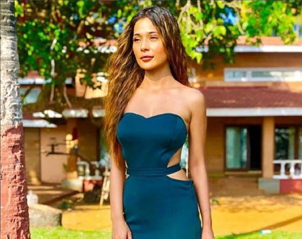 সারা খান ছোট পর্দার জনপ্রিয় অভিনেত্রী হলেও বড় পর্দাতেও কাজ করেছেন। ২০০৭-এ ‘স্বপ্না বাবুল কা’ সিরিয়ালের মধ্যে দিয়ে তাঁর কর্মজীবন শুরু করেন।