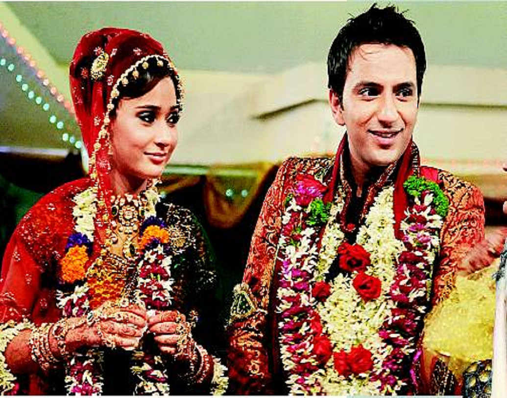 বিগ বস সিজন ৪-এর আলি মার্চেন্টকে বিয়ে করেছিলেন সারা। কিন্তু সেই সম্পর্ক বেশি দিন টেকেনি। দু’মাসের মধ্যেই ডিভোর্স হয়ে যায় তাঁদের।