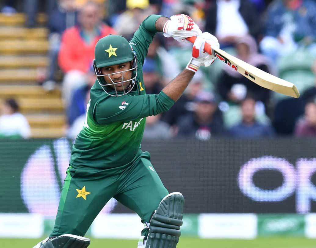 সরফরাজ আহমেদ- কিছুদিন আগে ওয়েস্ট ইন্ডিজের কাছে হারের পর পাকিস্তানের অধিনায়কেরফিটনেস নিয়ে তুমুল কটাক্ষ ছুড়ে দেন প্রাক্তন পাক পেসার শোয়েব আখতার। তবে পাকিস্তানের মিডল অর্ডার অনেকাংশই নির্ভরশীল এই উইকেটকিপার-ব্যাটসম্যানের উপর।