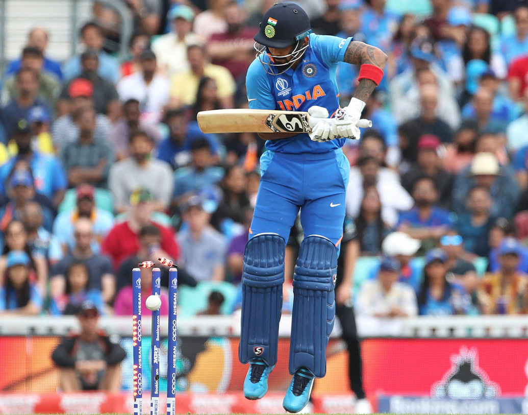 রোহিতের সঙ্গে ওপেন করছেন লোকেশ রাহুল। শিখরের চোটের জন্য এই ম্যাচে তিনিই ওপেন করছেন। দক্ষিণ আফ্রিকার বিরুদ্ধে অল্প রান করলেও ওপেনিংই তাঁর পছন্দের জায়গা।