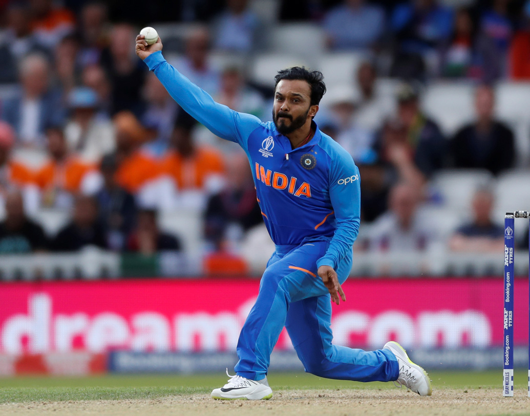 ছয়ে কেদার যাদব ব্যাটিং বিভাগকে ভরসা দেবেন। ব্যাটের পাশাপাশি বল হাতেও গুরুত্বপূর্ণ সময়ে উইকেট তুলতে সক্ষম কেদার।