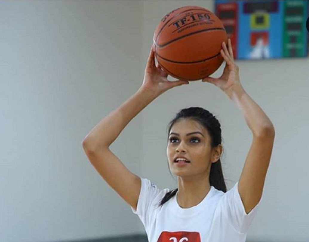 পরিবারের প্রিয় সুমনের পছন্দের খেলা বাস্কেট বল।