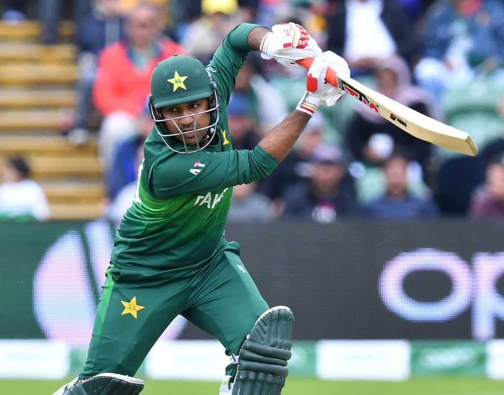 সরফরাজ আহমেদ: কিছুদিন আগে ওয়েস্ট ইন্ডিজের কাছে হারের পর পাকিস্তানের অধিনায়কের ফিটনেস নিয়ে তুমুল কটাক্ষ ছুড়ে দেন প্রাক্তন পাক পেসার শোয়েব আখতার। তবে আজকের ম্যাচে পাকিস্তানের মিডল অর্ডার অনেকাংশই নির্ভর করবে এই উইকেটকিপার-ব্যাটসম্যানের উপরই।