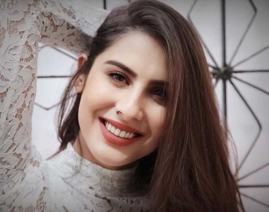 নাম শীতল ঠাকুর। পঞ্জাবি ফিল্ম ইন্ডাস্ট্রির পরিচিত মুখ শীতল। বেশ কিছু ধারাবাহিক ও সিনেমায় কাজ করেছেন। ২০১৬ সালে প্রথম তাঁকে দেখা গিয়েছিল ‘বাম্বাকুট’ ছবিতে।