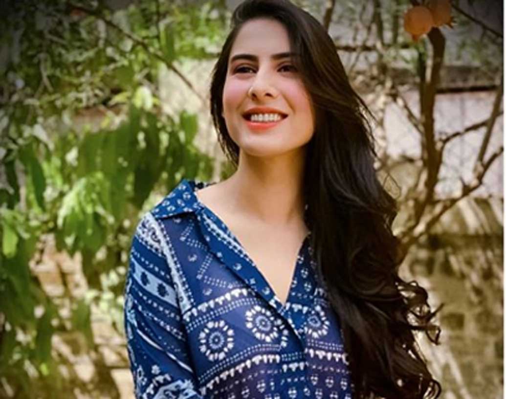 তাঁর বলিউড ডেবিউ হয় রণবীর সিংহ-সোনাক্ষী সিনহা অভিনীত ‘লুটেরা’ ছবির মাধ্যমে। প্রথম ছবিতেই শীতল দর্শকদের নজর কেড়েছিলেন।