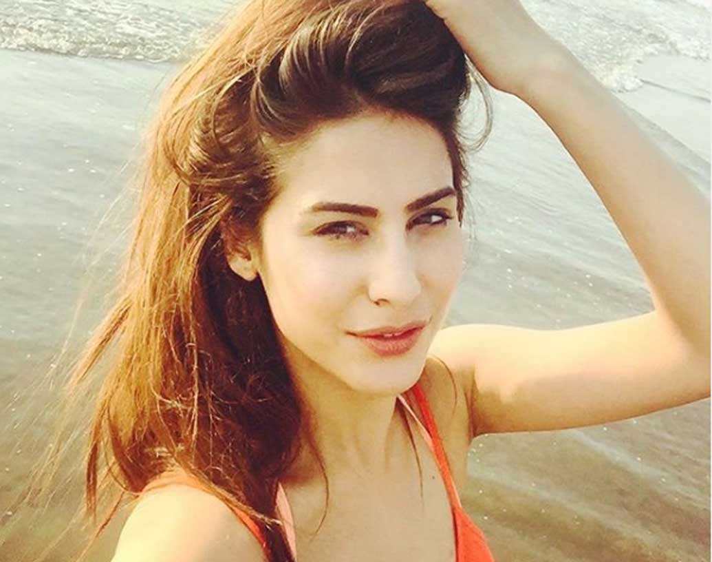 জানা যাচ্ছে, তাঁদের দু’জনকে প্রায়ই এক সঙ্গে দেখা যায়। কখনও রেস্তরাঁ, কখনও ফিল্ম দেখতে দু’জনে এক সঙ্গে হাজির হন। ক্যামেরায় সে সব ছবি ধরাও পড়েছে।