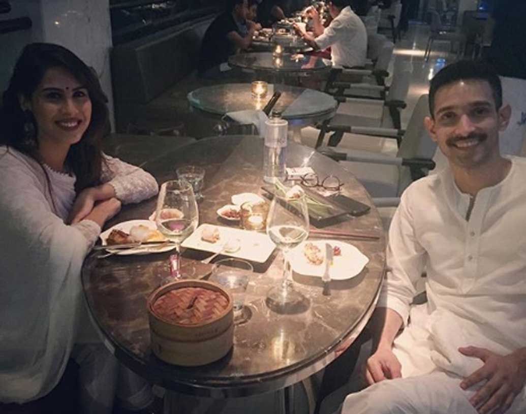 লভ অ্যানিভার্সারিতে একটি রেস্তরাঁয় গিয়ে একান্তে সময় কাটিয়েছেন তাঁরা। নিজের ইনস্টাগ্রামে সেই ছবি পোস্টও করেন শীতল।