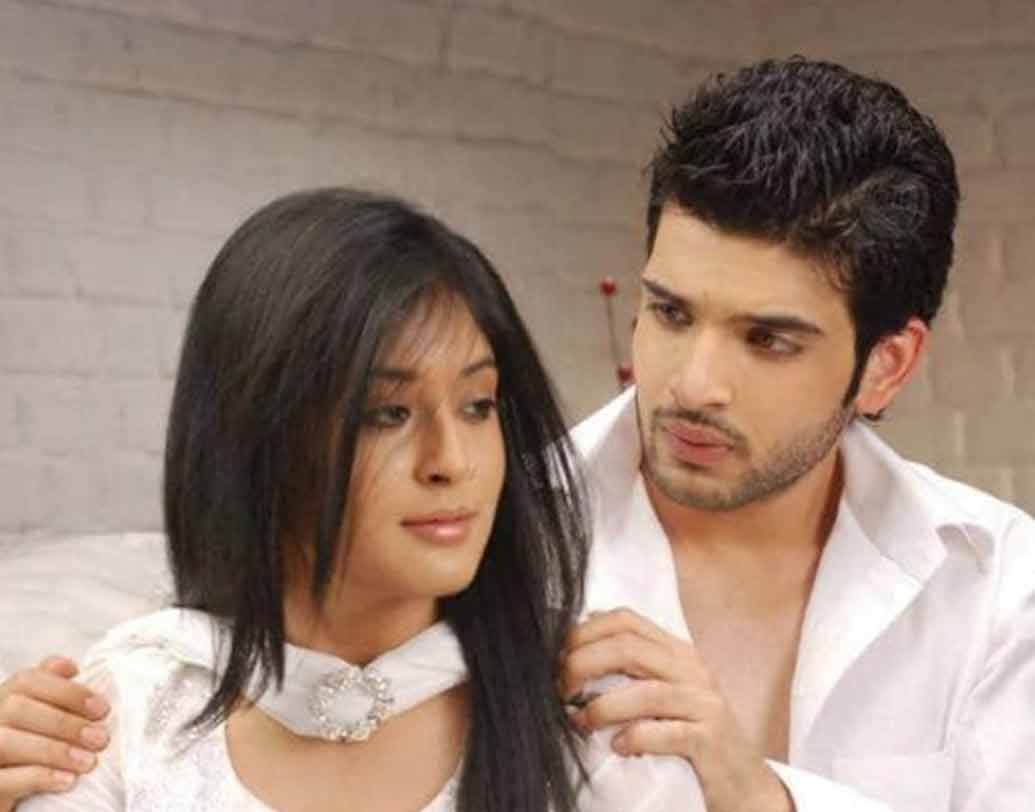 ২০১৪-এ নাচের রিয়ালিটি শো ‘ঝলক দিখলা যা’-তে গিয়েও জনপ্রিয়তা পেয়েছিলেন কৃতিকা। বেশ কিছু শর্ট ফিল্ম, মিউজিক ভিডিয়োতে কাজ করার পর ২০১৮-এ ‘মিত্রো’ ছবির মাধ্যমে বলিউড ডেবিউ করেন তিনি।