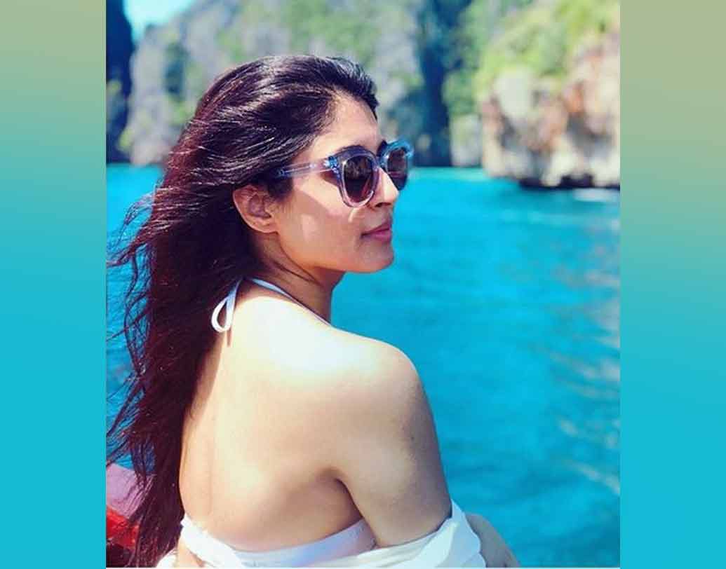 উত্তরপ্রদেশে জন্ম হলেও মধ্যপ্রদেশে বড় হয়েছেন কৃতিকা। দিল্লি পাবলিক স্কুল থেকে উচ্চ মাধ্যমিক পাশ করার পর ন্যাশনাল ইনস্টিটিউট অব ফ্যাশন টেকনোলজিতে পড়াশোনা শুরু করেন। কিন্তু ফার্স্ট ইয়ারের পর সেই পড়াশোনা আর এগিয়ে নিয়ে যেতে পারেননি।