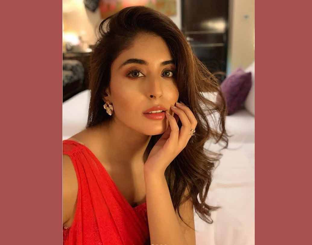 ফ্যাশন নিয়ে পড়াশোনার সময়ই ‘ইয়াঁহা কে হম সিকন্দর’-এ অভিনয়ের সুযোগ পান কৃতিকা। ফলে পড়াশোনা আর শেষ করা হয়নি। তখন থেকেই অভিনয়কে পেশা হিসেবে বেছে নেন তিনি।