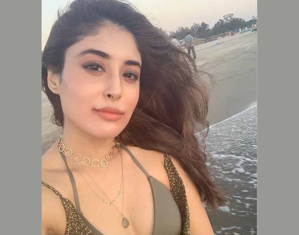 ২০১৮-র শেষের দিকে শোনা গিয়েছিল, বয়ফ্রেন্ড উদয় সিংহ গিরির সঙ্গে চুপিচুপি এনগেজমেন্ট সেরে ফেলেছেন কৃতিকা। যদিও সেই খবরকে গসিপ বলে উড়িয়ে দিয়েছিলেন তিনি।