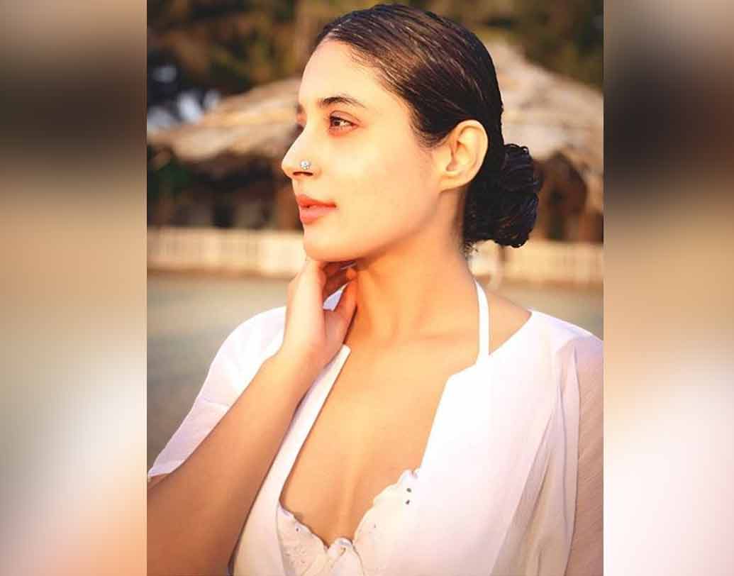 কৃতিকা সে সময় বলেছিলেন, ‘‘আমি এনগেজড নই। ভাল কিছু হলে তো বলব সেটা। লুকিয়ে রাখব কেন?’’