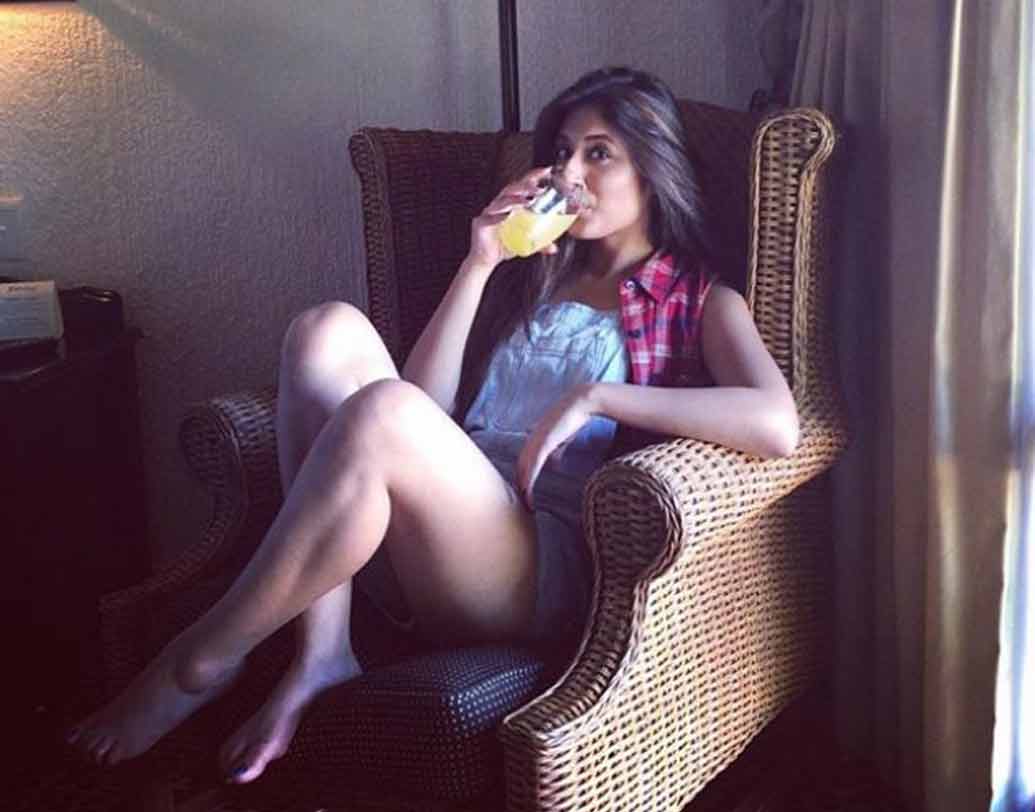 ১৮ বছর বয়স থেকে গ্ল্যামার ইন্ডাস্ট্রিতে কাজ শুরু করেছেন। এক রকম টেলিভিশনেই তাঁর বড় হয়ে ওঠা বলে দাবি করেন কৃতিকা।