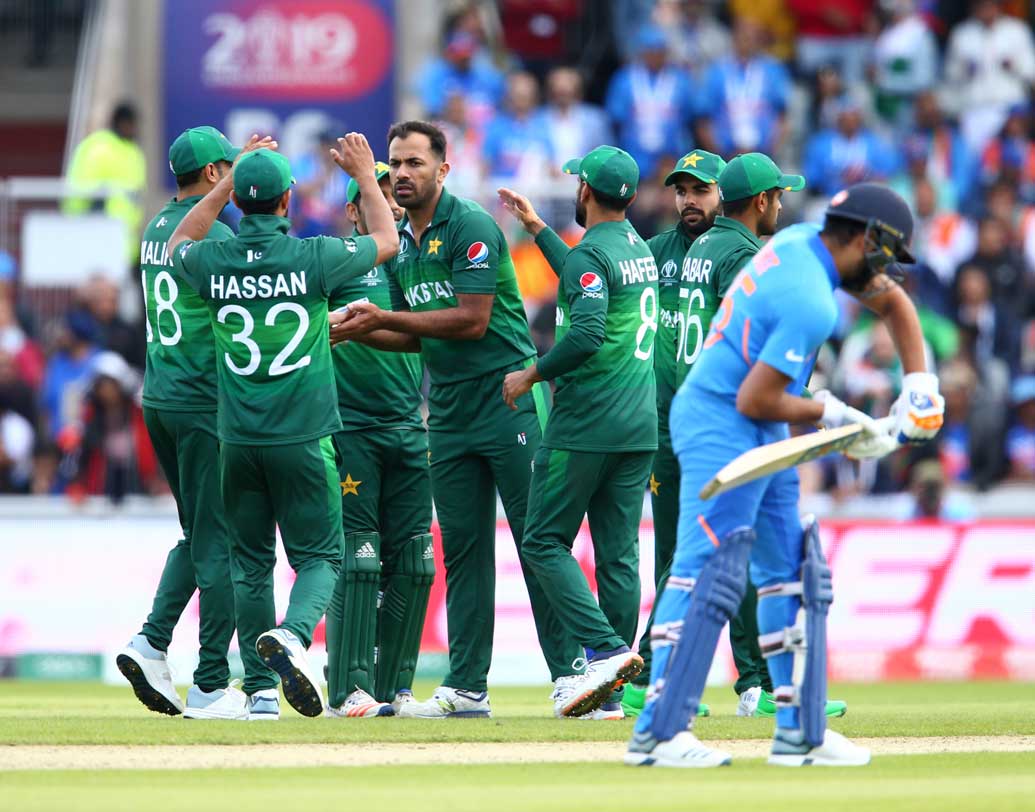 টস ফ্যাক্টর: টসে হেরে সুবিধাই হল। বিরাট কোহালিও টসে জিতলে হয়তো বল করত। সে ক্ষেত্রে হিসাবটা অন্য রকম হতেই পারত। ছবি: এপি।