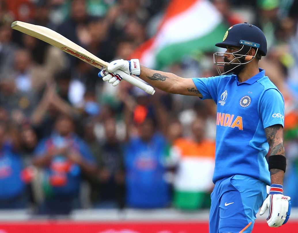 বিরাট: ম্যাচে বিরাটের রান ৬৫ বলে ৭৭। এই রান করতে বিরাট যে ফর্মে ছিলেন, তাতে হয়তো সেঞ্চুরিও হতে পারত। কিন্তু আমিরের বাউন্সারে ব্যাট লেগেছে ভেবে আম্পায়ার আউট না দিলেও মাঠ ছেড়ে দেন বিরাট। ব্যাটিং-এর পাশাপাশি বোলিং পরিবর্তনও দারুন করলেন বিরাট। ছবি: পিটিআই।