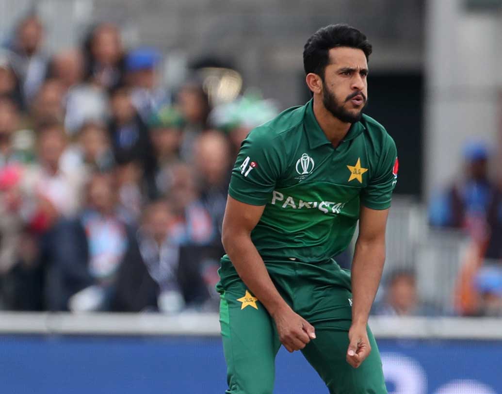 পাক বোলিং: মহম্মহ আমির ছাড়া কোনও পাক বোলারই ভাল করতে পারেননি। চ্যাম্পিয়ন লিগ-এর সেরা বোলার হাসান আলি এ দিন বিশ্বকাপে সবচেয়ে বেশি মার খাওয়া পাক বোলার হওয়ার রেকর্ড করলেন।  ছবি: এপি।