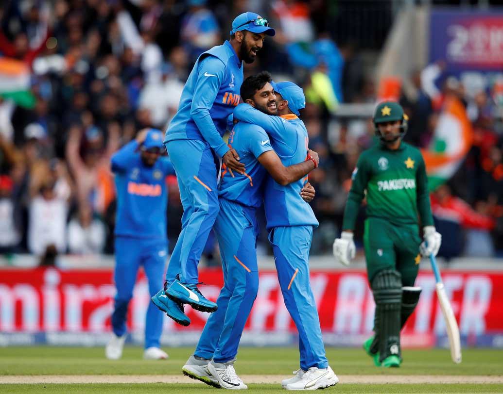 বিজয়: ব্যাট হাতে তেমন কিছু করতে না পারলেও বিশ্বকাপে নিজের প্রথম বলেই উইকেট নেওয়ার রেকর্ড করে ফেললেন। হাতে চোট পেয়ে ভুবনেশ্বর মাঠ ছাড়লেও তাঁর অভাব বুঝতেই দিলেন না তিনি। ছবি: রয়টার্স।