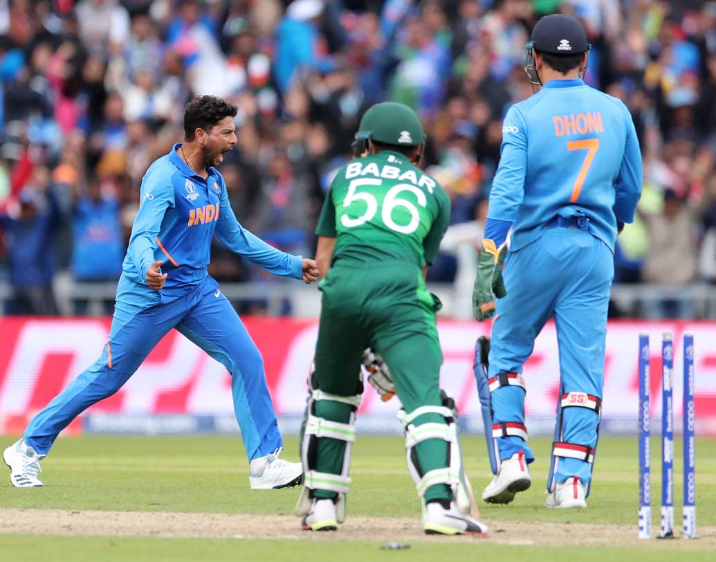 কুলদীপ: সম্ভবত এই বিশ্বকাপের সেরা বোলারই আউট করলেন বাবর আজমকে। দুর্দান্ত লাইন লেন‌্থ-এ বল করে চাপ বাড়িয়ে পাক ব্যাটিংকে মাথাই তুলতে দেননি তিনি। ছবি: এপি।