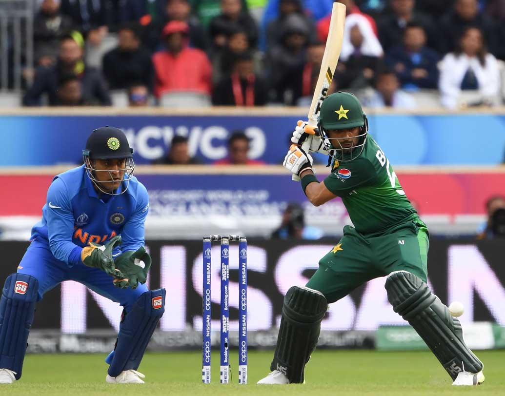 পাক ব্যাটিং: বড় স্কোর তাড়া করার জন্য প্রয়োজন ছিল ভাল ওপেনিং-এর। প্রথমেই। যেখানে পিছিয়ে পড়ে পাকিস্তান। বাবর-ফখর চেষ্টা করলেও রান রেট বাড়াতে পারেননি। ছবি: এএফপি।