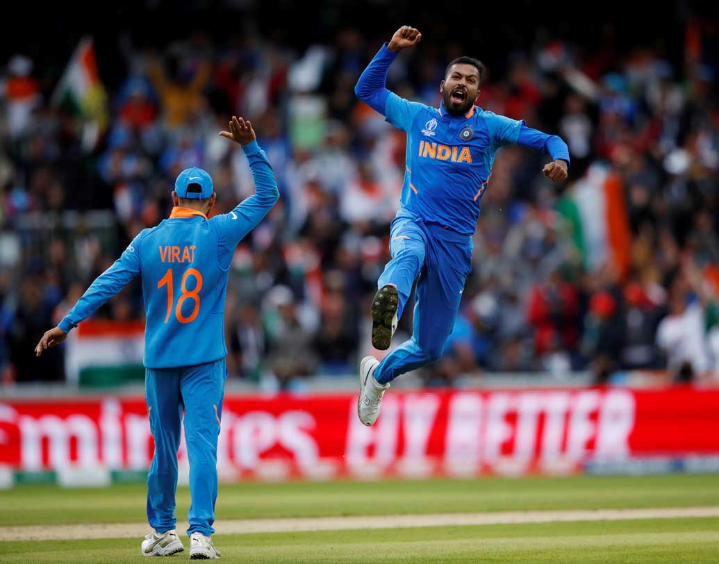 হার্দিক: ব্যাট হাতে ধ্বংসাত্মক হয়ে ওঠার আগেই আউট হলেও পরপর দুই উইকেট নিয়ে পাকিস্তানের কফিনে শেষ পেরেক পুঁতে দেন হার্দিকই। অলরাউন্ডার হিসাবে ক্রমশ পরিণত হয়ে উঠছেন তিনি। ছবি: রয়টার্স।