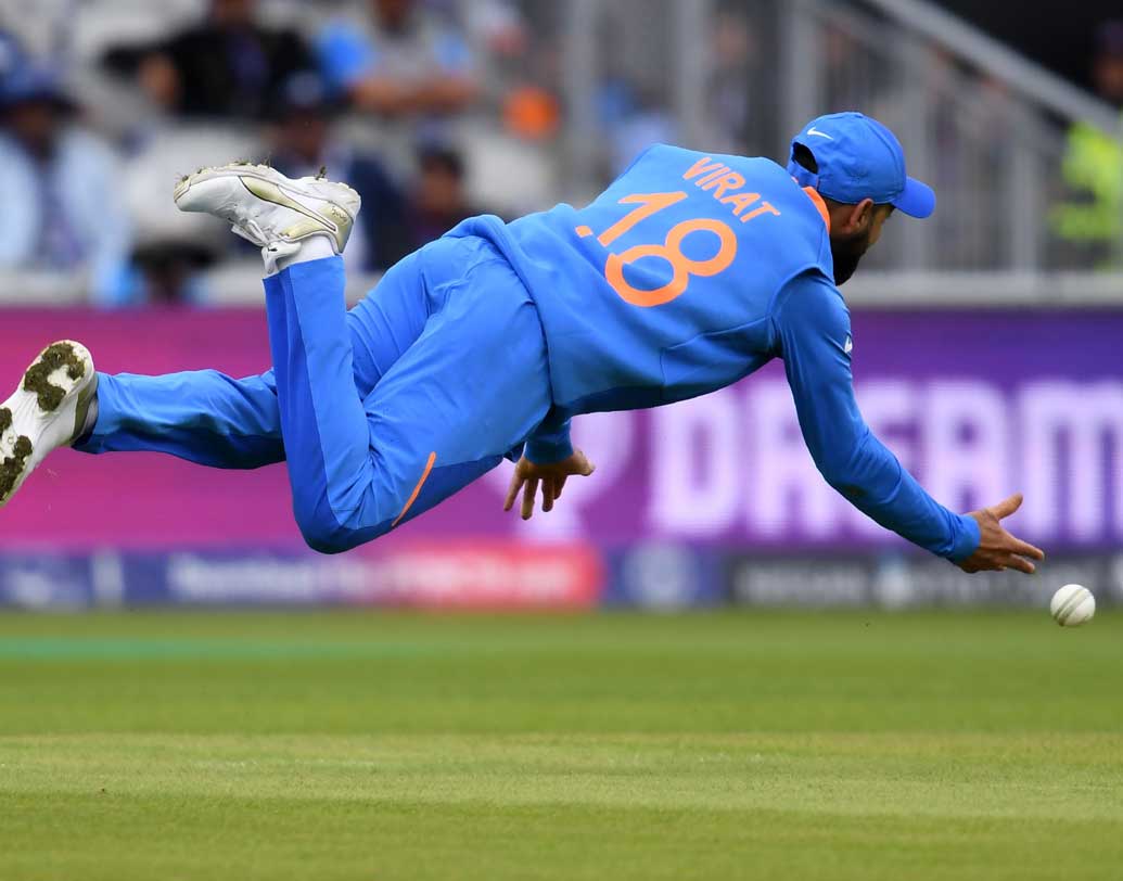 ফিল্ডিং: এই জায়গায় ভারত কয়েক যোজন এগিয়ে ছিল পাকিস্তানের চেয়ে। রোহিতের আউট মিস করা থেকে প্রচুর মিসফিল্ড, সবই দেখা গেল পাকিস্তান বল করার সময়। উল্টোদিকে ভারত ফিল্ডিংয়েই প্রচুর রান বাঁচিয়ে পাক ব্যাটসম্যানদের চাপ বাড়িয়ে তুলছিল। ছবি: এএফপি।