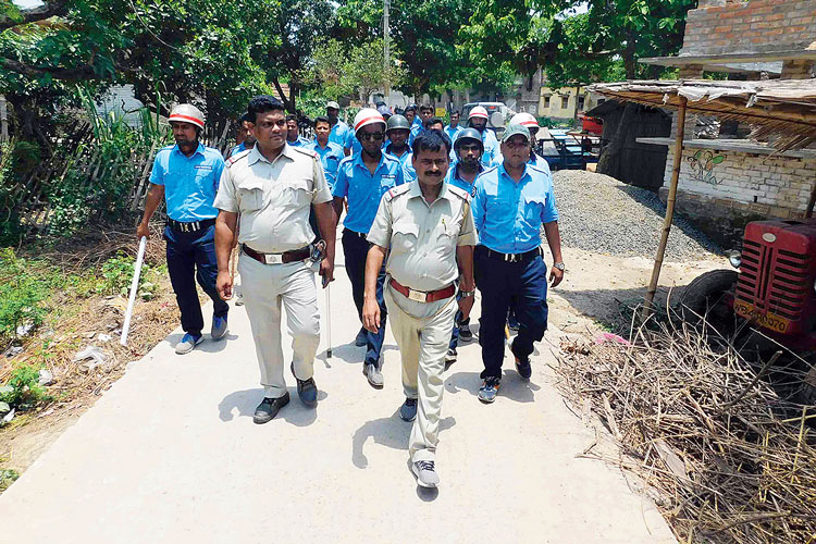 গ্রামের পথে পুলিশি টহল, রবিবার কুচিয়ামোড়ায়। ছবি: সাফিউল্লা ইসলাম