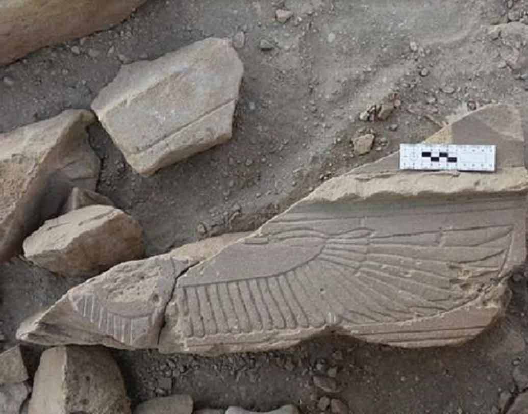 তা ছাড়াও পাওয়া গেছে ডানাওয়ালা সূর্যের খোদাই করা এক ভাস্কর্য যা প্রাচীন মিশরে অমরত্ব এবং বীরত্বের প্রতীক হিসেবে মানা হত।