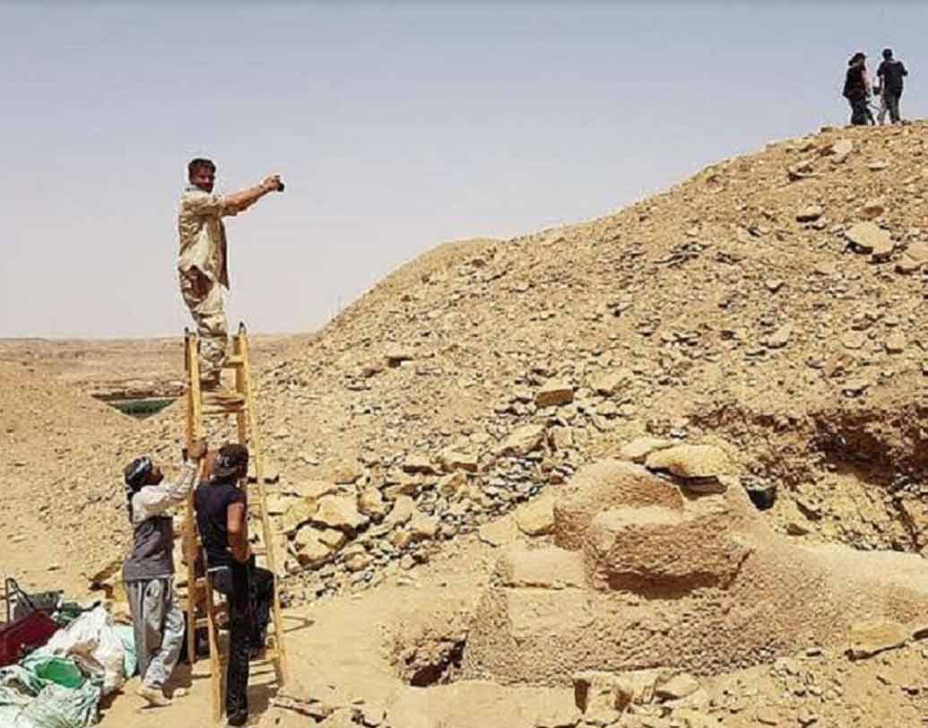 পাওয়া গেছে অপেক্ষাকৃত ছোট আকারের স্ফিংস-এর এক মূর্তি যা প্রত্নতাত্ত্বিকদের মতে বড় মূর্তিটি নির্মাণের আগে ‘ডেমো’ হিসেবেই বানানো হয়েছিল।