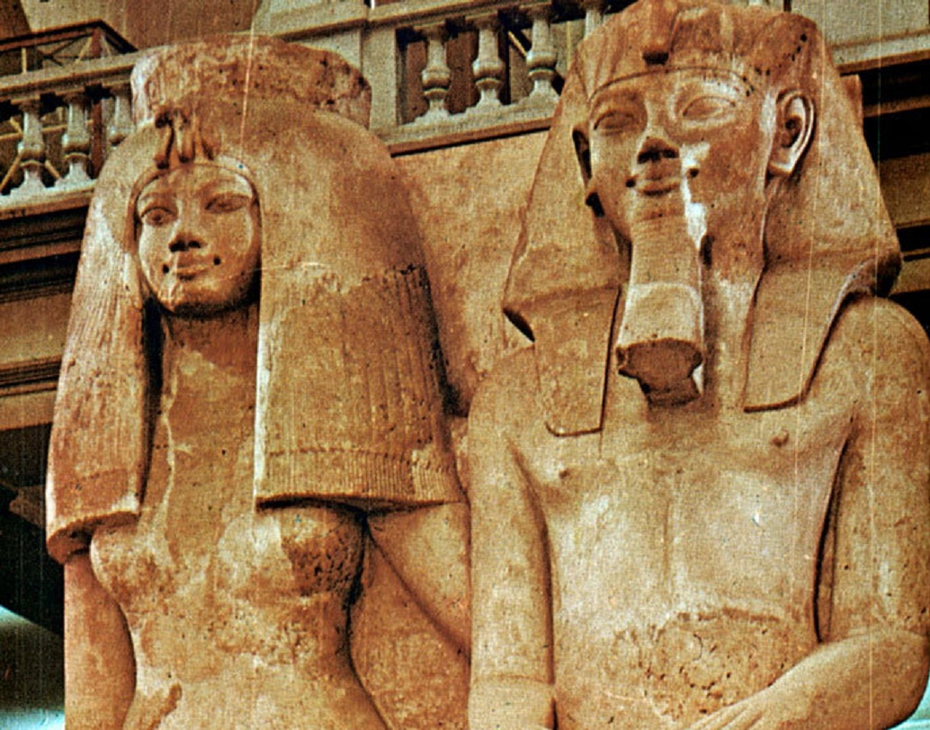 ফারাও আমেনহোতেপ তৃতীয় মাত্র বারো বছর বয়সে রাজার আসনে বসেন। তাঁর পত্নী রানী ‘তিয়ে’ তাঁর শাসনকালে সর্বক্ষণ তাঁর পাশে থেকে একসঙ্গে দেশ শাসন করেছেন। প্রায় চল্লিশ বছর তিনি মিশরে রাজত্ব করেন।