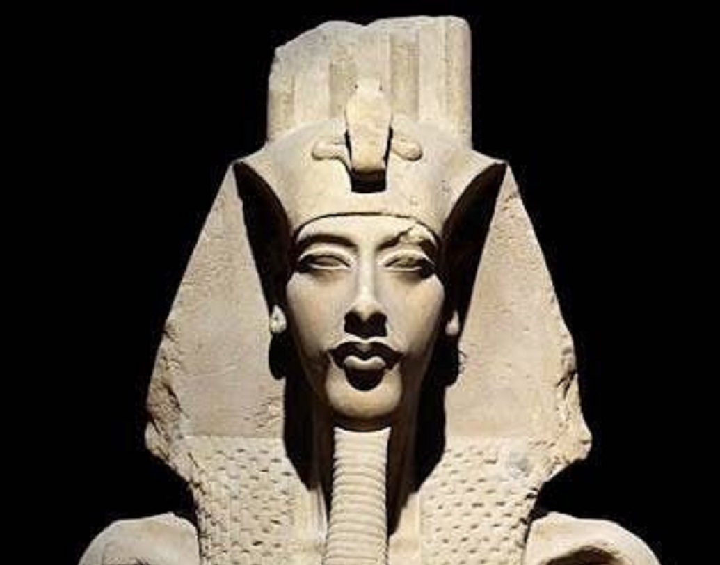 খ্রিস্টপূর্ব ১৩৫৪ সালে আমেনহোতেপ তৃতীয় মারা যান এবং দায়িত্ব পান তাঁর পুত্র ফারাও আখেন্তান।