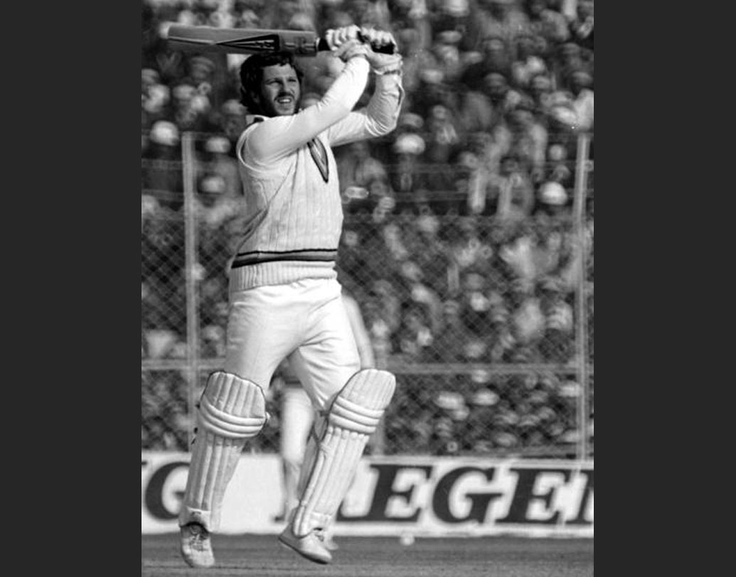 ১০২ টেস্টে ইংল্যান্ডের স্যার ইয়ান বথাম করেছেন ৫২০০ রান এবং ৩৮৩ উইকেট। ১১৬টি ওডিআই-তে রয়েছে ২১১৩ রানের সঙ্গে ১৪৫ উইকেট। তাঁর ফাস্ট মিডিয়াম বোলিংয়ে ধরাশায়ী হননি এমন ব্যাটসম্যান কমই আছেন। আর লো়য়ার অর্ডারে বথামের ব্যাটিং দলকে বহু বার স্মরণীয় জয় এনে দিয়েছে।