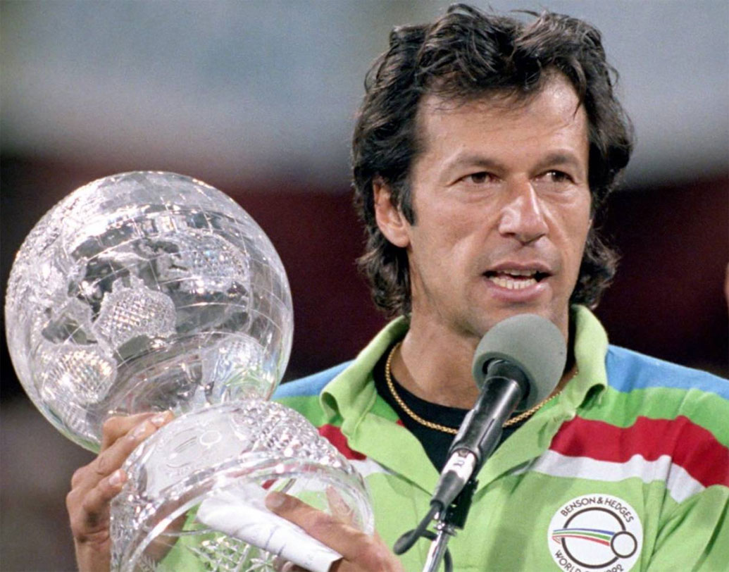 ক্যাপ্টেন হিসাবে পাকিস্তান ক্রিকেটকে অন্য মাত্রা দিয়েছিলেন  ইমরান আহমেদ খান নিয়াজি। ১৯৯২-তে তাঁর নেতৃত্বেই বিশ্বকাপে চ্যাম্পিয়ন হয় পাকিস্তান। ফাস্ট বোলার হিসাবে এই অক্সফোর্ড স্নাতকের ঝুলিতে রয়েছে ১৮২ ওডিআই উইকেট (১৭৫ ম্যাচে)। ব্যাটে অবদান ৩৭০৯ রান। আর ৮৮ টেস্টে করেছেন ৩৮০৭ রান। সঙ্গে নিয়েছেন ৩৬২ উইকেট।