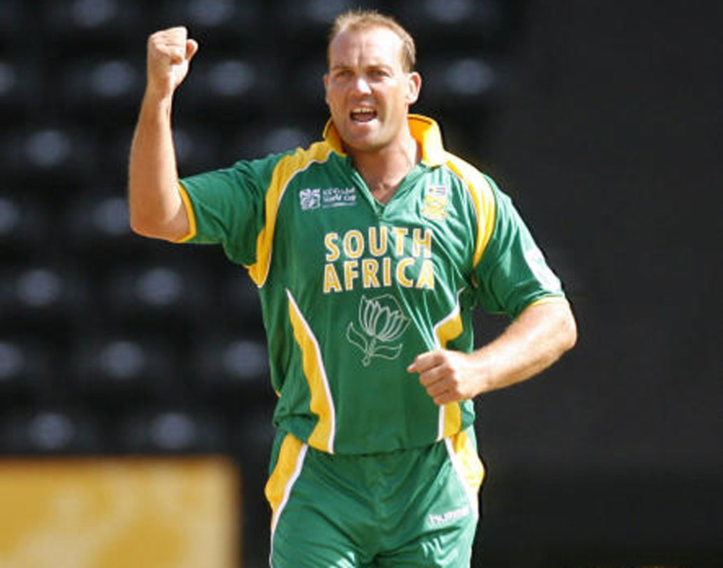 ব্যাটে-বলে সমান বিধ্বংসী ছিলেন দক্ষিণ আফ্রিকার জাক কালিস। ১৬৬ টেস্টে ১৩২৮৯ রানের পাহাড়ের সঙ্গে তাঁর ঝুলিতে রয়েছে ২৯২ উইকেট। ৩২৮ ওডিআই খেলে তাঁর ফাস্ট মিডিয়াম বোলিংয়ে তুলে নিয়েছেন ২৭৩ উইকেট। সঙ্গে করেছেন ১১৫৭৯ রান। ২৫টি টি-২০তে ৬৬৬ রান ছাড়াও রয়েছে ১২ উইকেট।