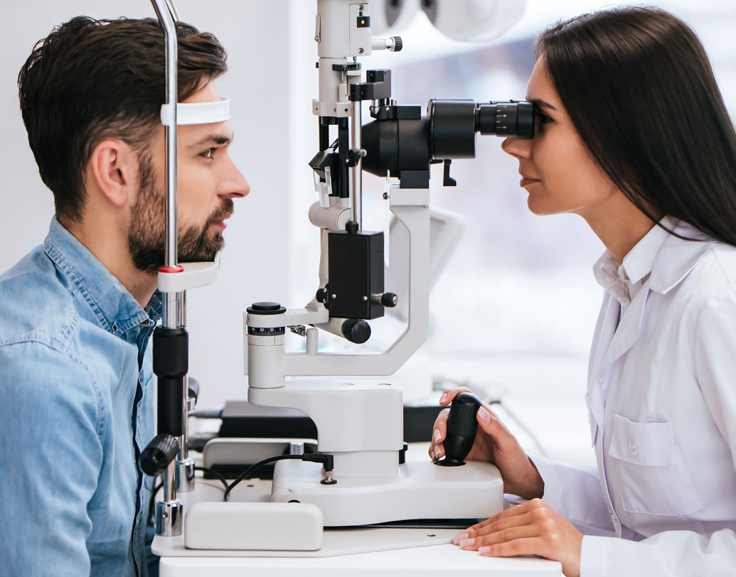 দৈনন্দিন জীবনে আমাদেরই কিছু ভুল তৈরি করছে এই সমস্যা। কখনও নিজেদের অজান্তে আবার কখনও বা কিছু অভ্যাসের দায়ে চোখের ক্ষমতাকে কমিয়ে ফেলছি আমরাই। চিকিৎসকদের মতে, সে সব অভ্যাসে রাশ টানলে দৃষ্টিশক্তি কমানোকে অনেকটাই আটকানো যায়। অতিরিক্ত টিভি দেখা বা মোবাইল ঘাঁটা ছাড়াও কোন কোন অভ্যাসে দাঁড়ি টানার পরামর্শ দিচ্ছেন চিকিৎসকরা?