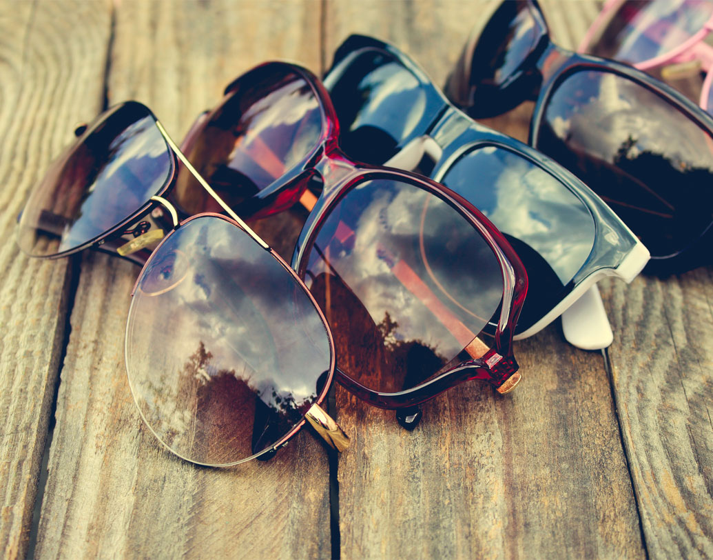 তীব্র রোদে যখনই বাইরে যান, সানগ্লাস পরার কথা কি মনেই থাকে না? তা হলে সাবধান। ক্যাটারাক্টের অন্যতম কারণই সূর্যের অতি বেগুনি রশ্মি। তাই সানগ্লাস পরুন অবশ্যই। তবে বাজারচলতি ফুটপাত থেকে কেনা সানগ্লাস নয়। চক্ষুবিশেষজ্ঞের পরামর্শ নিয়ে ইউভি প্রোটেক্টর রোদচশমা ব্যবহার করুন। চোখে পাওয়ার থাকলে তা যোগ করুন সানগ্লাসেও।