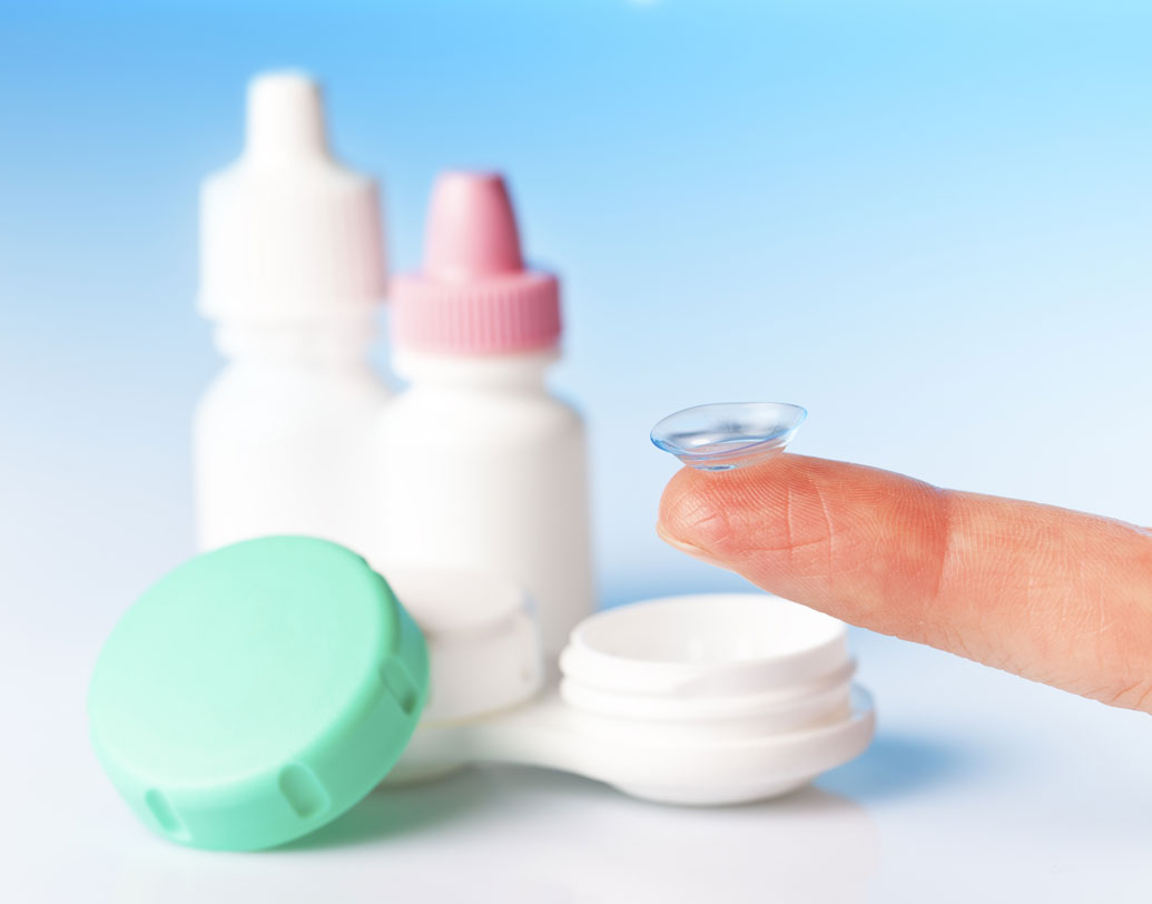 চশমার পরিবর্তে কনট্যাক্ট লেন্স ব্যবহার করেন অনেকেই। কিন্তু তেমন যত্নের ধার ধারেন না। লেন্স এক বার পরে আর তা খোলেন না একটানা দু’-তিন দিন। চিকিৎসকদের মতে, এ ভাবে লেন্সের নিয়ম না মেনে তা পরলে চোখের খুব ক্ষতি হয়। অনেকেই লেন্স দেওয়া নেওয়া করে পরেন। কখনও তা নিছকই স্টাইল ও ফ্যাশন করতেও। এটাও চোখের জন্য খুব ক্ষতিকর।