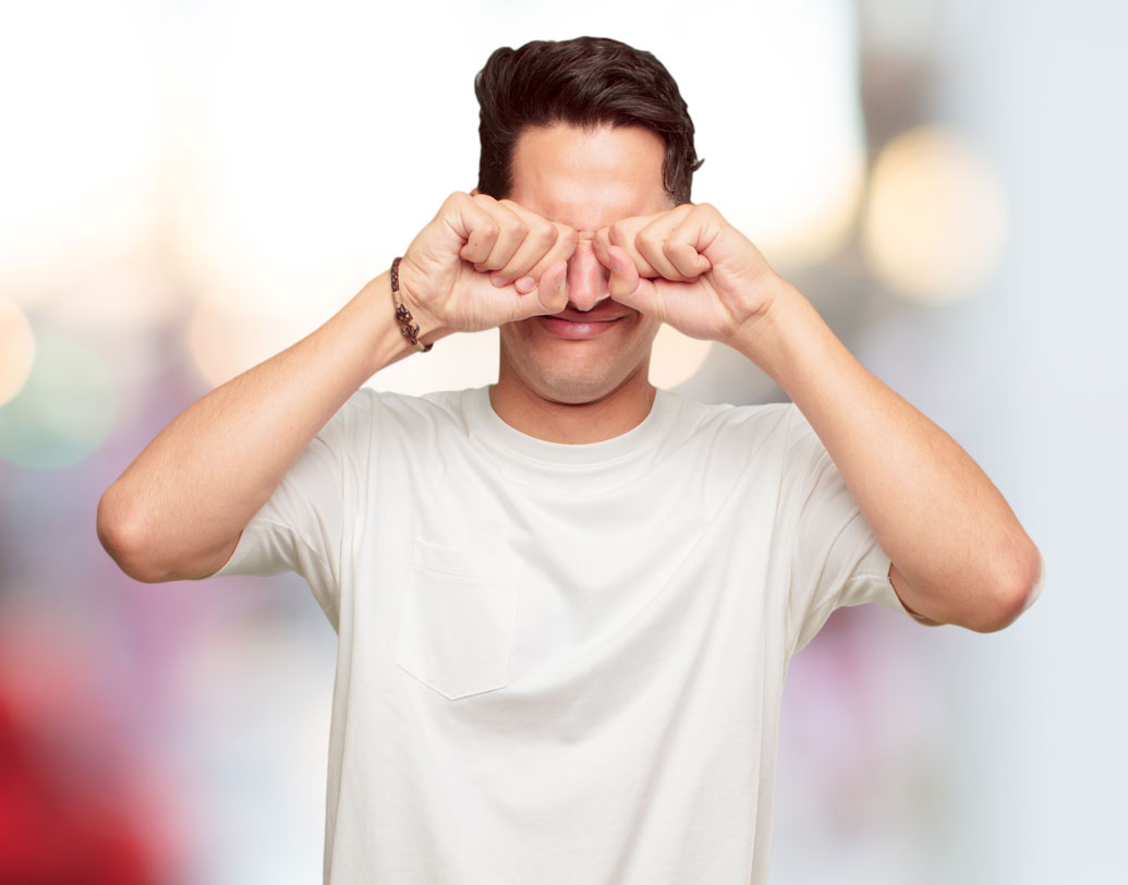 ঘন ঘন চোখ কচলান কিংবা যখন তখন চোখে হাত দেন? হাতে থাকা রোগ-জীবাণু চোখে লেগে যায় প্রতি বারই। দিনের পর দিন এই কাজ করতে করতে চোখের কর্নিয়ায় সংক্রমণ দেখা দেয়। দৃষ্টিশক্তি কমার নেপথ্যে এটিও একটি কারণ। চিকিৎসকদের মতে, চোখ কড়কড় করলে ঠান্ডা জলের ঝাপটা দিন। অপরিষ্কার হাতে চোখে হাত দেওয়া র অভ্যাস যতটা পারেন কমাতে হবে।