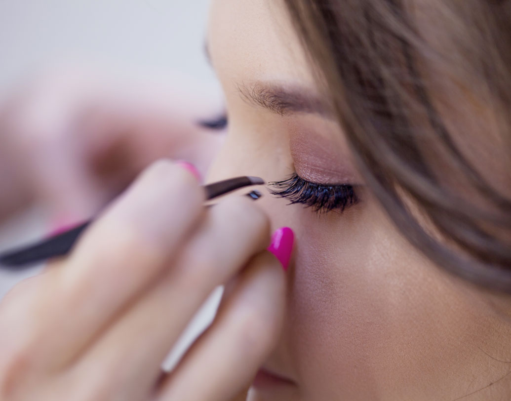 কী ধরনের মেক আপ ব্যবহারের সময়ও সচেতন হোন। আপনার মেক আপ কিটে এমন কোনও মেক আপ থেকে যায়নি তো, যার মেয়াদ ইতিমধ্যেই ফুরিয়ে গিয়েছে? চোখের প্রসাধনে ব্যবহার করেন এমন মেক আপ ব্যবহারের ক্ষেত্রে বার বার দেখে নিন তা মেয়াদুত্তীর্ণ কি না। সচেতনতার ক্ষেত্রে এটি খুবই জরুরি।