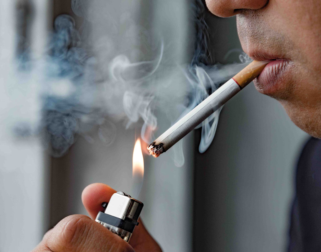 ধূমপানে আসক্তি আছে? এ বার তবে সচেতন হোন। কেবল হার্ট নয়, ধোঁয়া থাবা বসাচ্ছে আপনার চোখেও। ক্যাটারাক্ট তো বটেই, বয়সজনিত ম্যাকুলার ডিজেনারেশানকেও  (রেটিনার অসুখ) ত্বরান্বিত করে। দৃষ্টিশক্তি কম হওয়ার অন্যতম কারণ হিসাবে এই ধূমপানকেই চিহ্নিত করছেন চিকিৎসকরা।