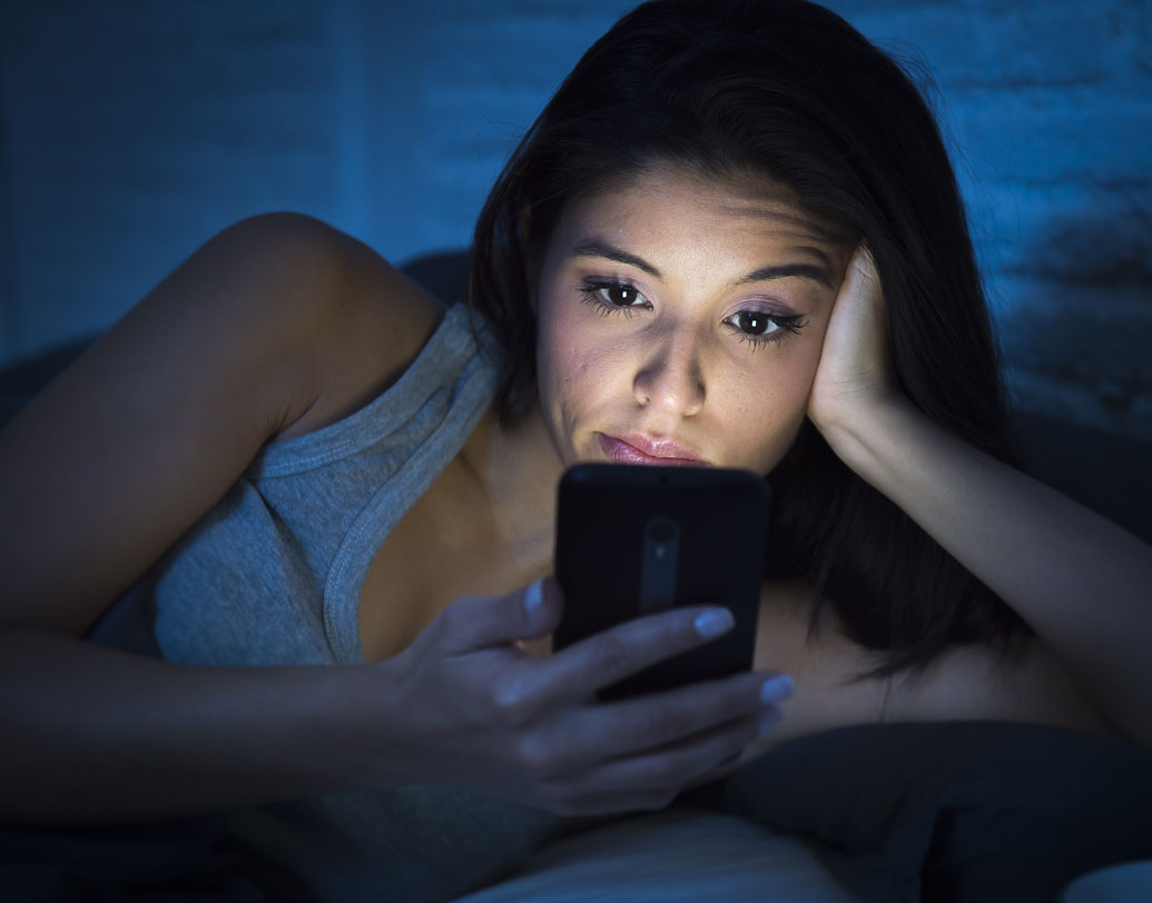 ঘন ঘন স্মার্টফোন? কথায় কথায় হোয়াটসঅ্যাপ, মেসেঞ্জারে ঝড়? ফেসবুকের তর্ক-বিতর্কে মত প্রদান? এ সব আজকাল জীবনের অঙ্গ। তাই বাদ দেওয়া যায় না পুরোপুরি। তবে মাক্রা চাড়ালে বিপদ আছে। বিশেষ করে রাতে আলো নিভিয়ে চোখের কাছে মোবাইল রেখে তাতে সিনেমা দেখা বা ঘণ্টার পর ঘণ্টা চ্যাট, কাড়ছে দৃষ্টি। সাবধান হোন অতএব।