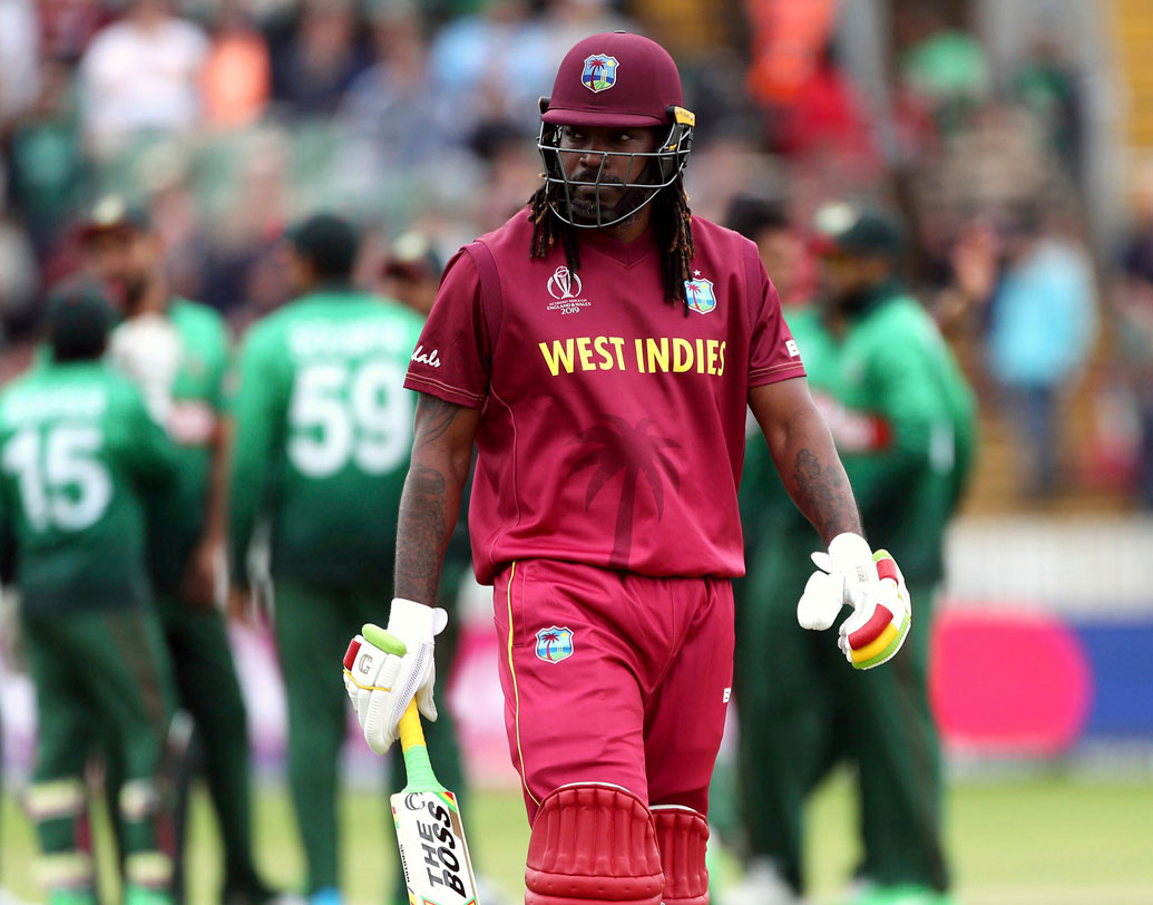 বাংলাদেশের বিরুদ্ধে যেন ঘুমিয়ে পড়েছিল ক্রিস গেলের ব্যাট। শাকিবদের বিরুদ্ধে ওপেন করতে নেমে দেখা যাবে গেল-ঝড়, এমনটাই আশা ছিল ওয়েস্ট ইন্ডিজ সমর্থকদের। উল্টে শূন্য রানে ফিরে যান তিনি। ১৩ বল খেলে ইনিংসের দ্বিতীয় ওভারেই মহম্মদ সইফুদ্দিনের বলে খোঁচা দিলেন গেল। উইকেটকিপার মুশফিকুর রহমান ক্যাচ ধরতে ভুল করেননি।