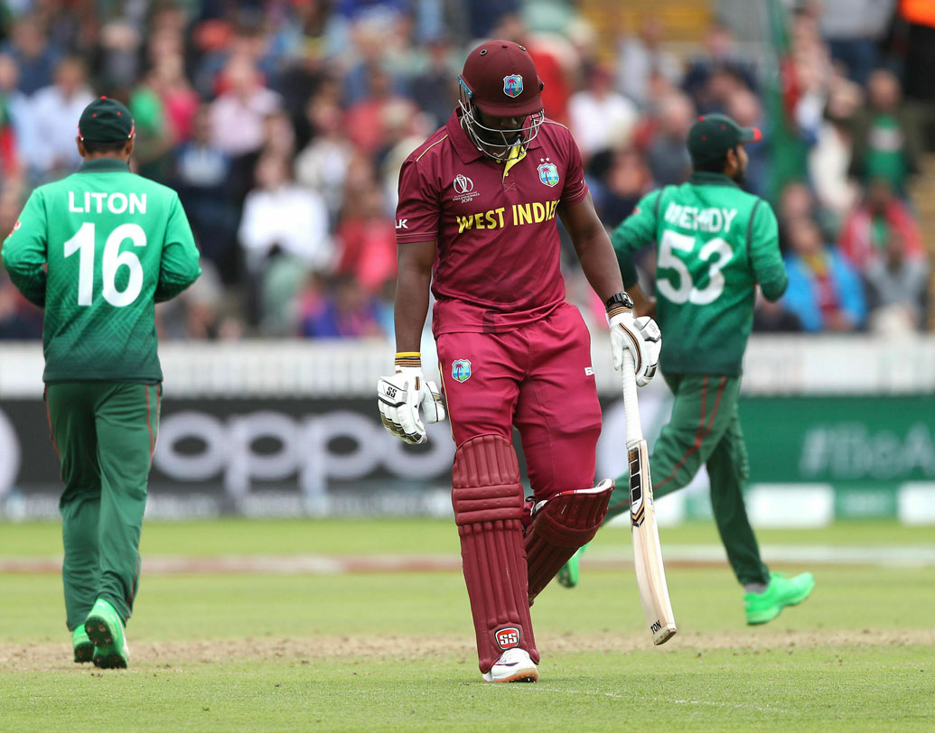 ক্রিস গেলের মতোই একেবারে ব্যর্থ আর এক ক্যারিবিয়ান তারকা আন্দ্রে রাসেল। বাংলাদেশ ম্যাচে তিনি যে পুরোপুরি ফিট নন, তা বুঝিয়ে দিয়েছেন। আইপিলের বিধ্বংসী রাসেলকে সোমবার টনটনে খুঁজে পাওয়া যায়নি। গেলের মতোই আউট হয়েছেন শূন্য রানে।