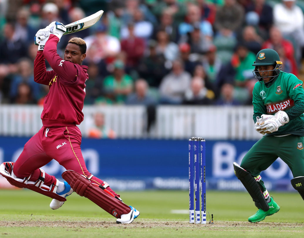 পাঁচ নম্বরে ব্যাটিং করতে নেমে শিমরন হেটমায়ার এক সময় ঝড় বইয়ে দিয়েছিলেন টনটনে। ২৬ বলে হাফ সেঞ্চুরি এসেছে তাঁর ব্যাট থেকে। তবে আরও বিপজ্জনক হয়ে ওঠার আগেই তাঁকে প্যাভিলিয়নে ফিরিয়েছেন মুস্তাফিজুর রহমান।