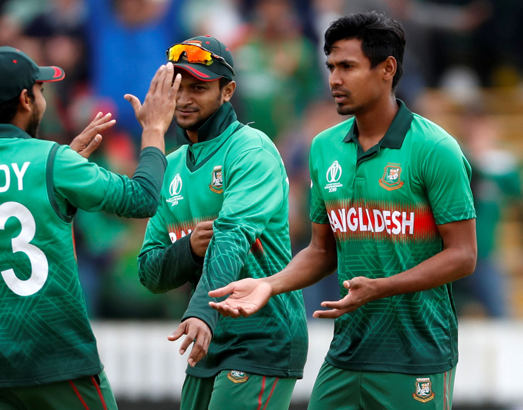 মোক্ষম সময় এক ওভারে ২ উইকেট নিয়ে ক্যারিবিয়ানদের আরও বড় রানের টার্গেট থেকে দূরে সরিয়ে দেন মুস্তাফিজুর রহমান। ৩৯.৩ ওভারে ফিরিয়ে দেন বিপজ্জনক হেটমায়ারকে। এর পর ওই ওভারে শেষ বলে ঘরে পাঠান রাসেলকে।